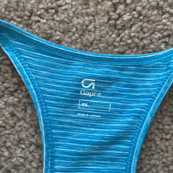 Gap fit workout tank top - Picture 2 of 3